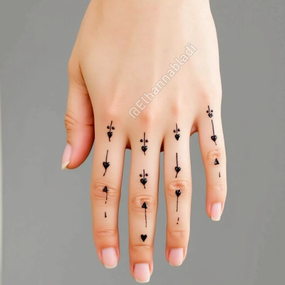 نقش بسيط للحناء يتضمن قلوبًا صغيرة متفرقة على راحة اليدين والأصابع.