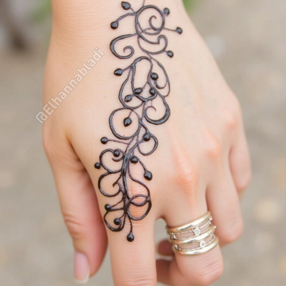 نقش يتضمن قطرات صغيرة متصلة بدوائر متداخلة على راحة اليد.