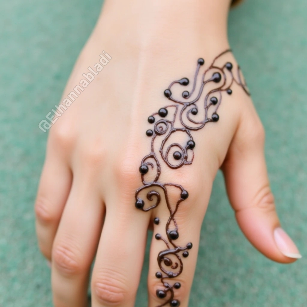 نقش يتضمن قطرات صغيرة متصلة بدوائر متداخلة على راحة اليد.