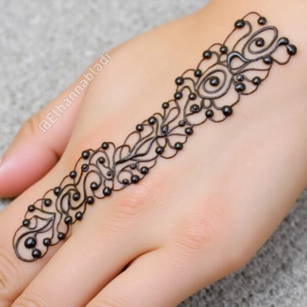 نقش يتضمن قطرات صغيرة متصلة بدوائر متداخلة على راحة اليد.