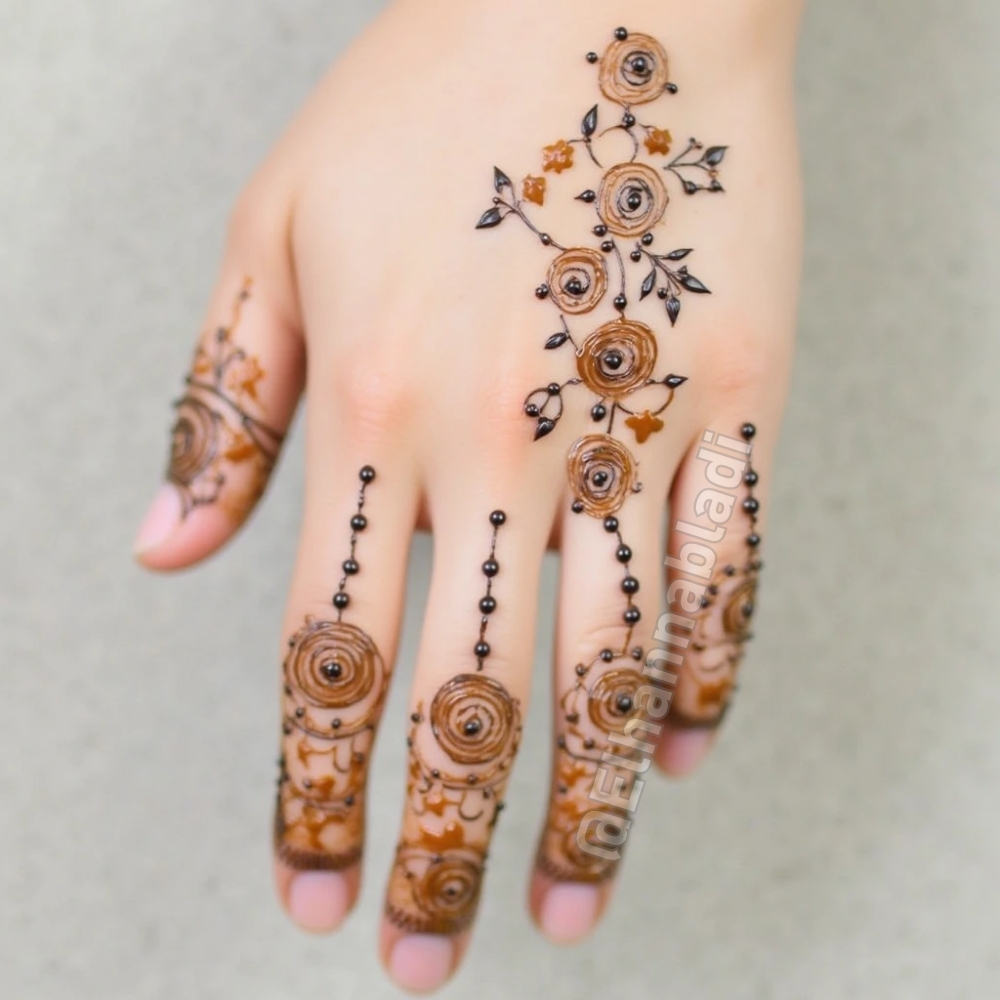 نقش بسيط على اليدين يضم ورودًا صغيرة متفرقة، تتوزع بطريقة منظمة على الأصابع وراحة اليد.