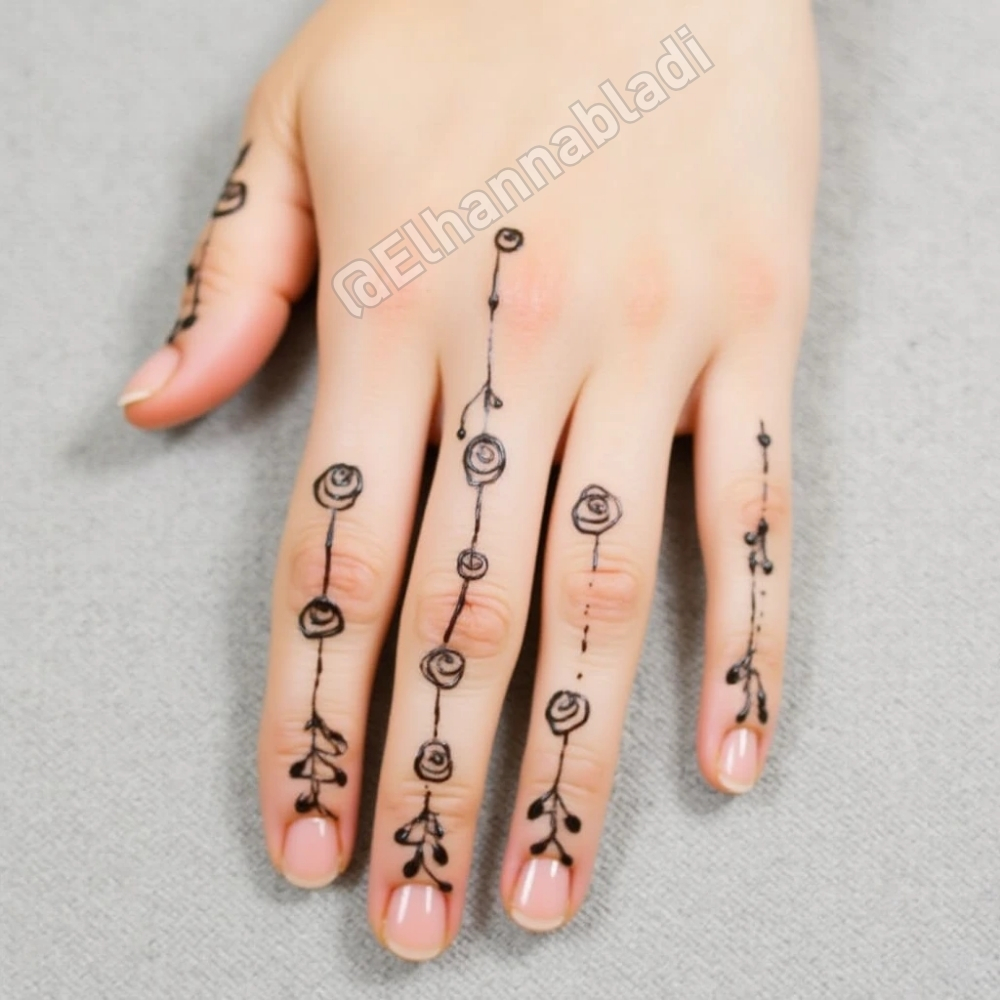 نقش بسيط على اليدين يضم ورودًا صغيرة متفرقة، تتوزع بطريقة منظمة على الأصابع وراحة اليد.