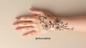 نقش حناء للاطفال باشكال زهور صغيرة 2025