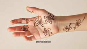 نقش حناء للاطفال باشكال زهور صغيرة 2025