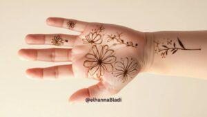 نقش حناء للاطفال باشكال زهور صغيرة 2025